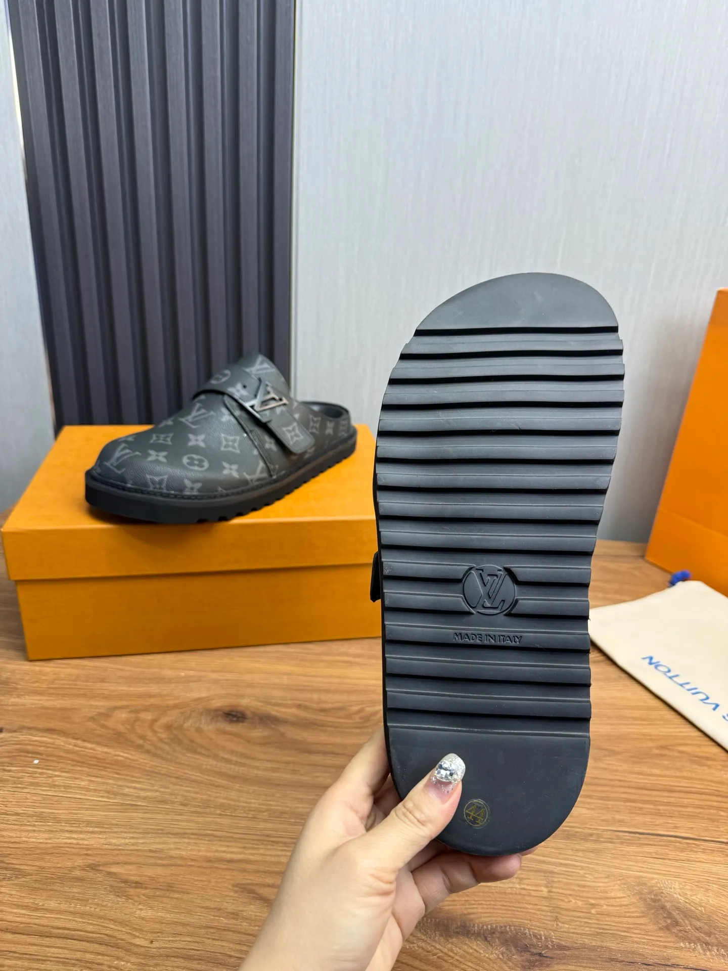 Men's men's shoes 460💰 Lv. Popular couple slippers hot sale🩷💚 🩴Official website one to one production 35-45 sizes 45 46 🉑️Customized!